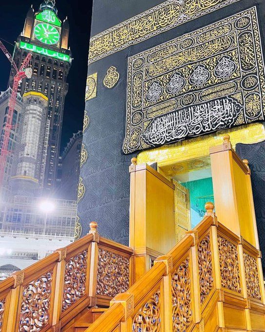 Akun Twitter resmi Masjidil Haram atau Kakbah mengungkap foto-foto terbaru berisikan penampakan bagian dalam dari Kakbah. Begini lho...bagian dalam Kakbah.