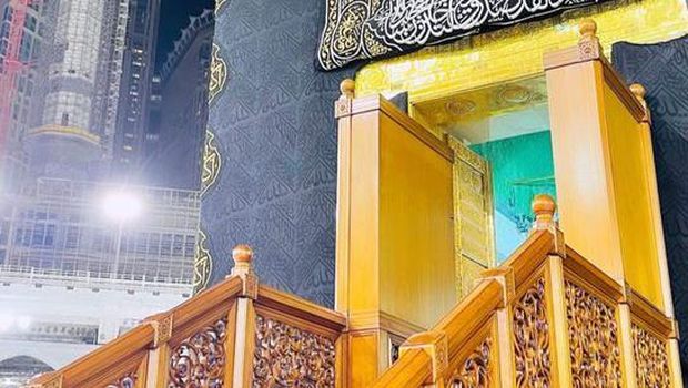 Akun Twitter resmi Masjidil Haram atau Kakbah mengungkap foto-foto terbaru berisikan penampakan bagian dalam dari Kakbah. Begini lho...bagian dalam Kakbah.
