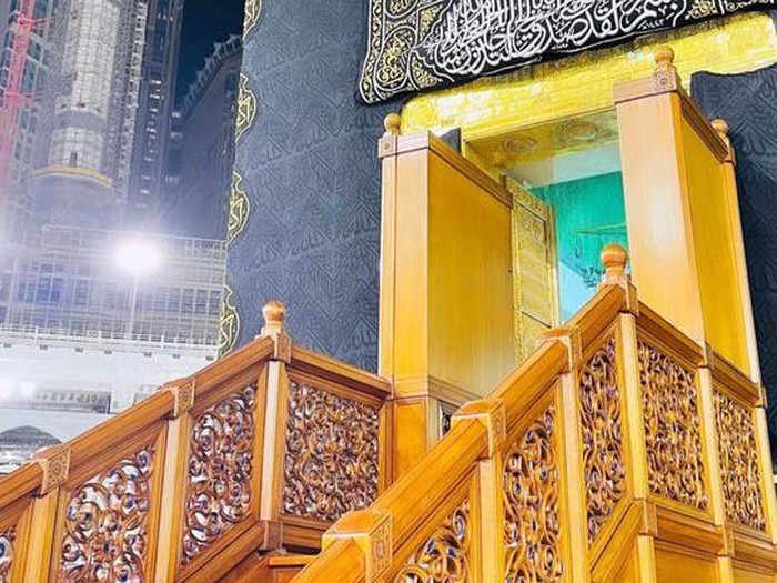 Akun Twitter resmi Masjidil Haram atau Kakbah mengungkap foto-foto terbaru berisikan penampakan bagian dalam dari Kakbah. Begini lho...bagian dalam Kakbah.