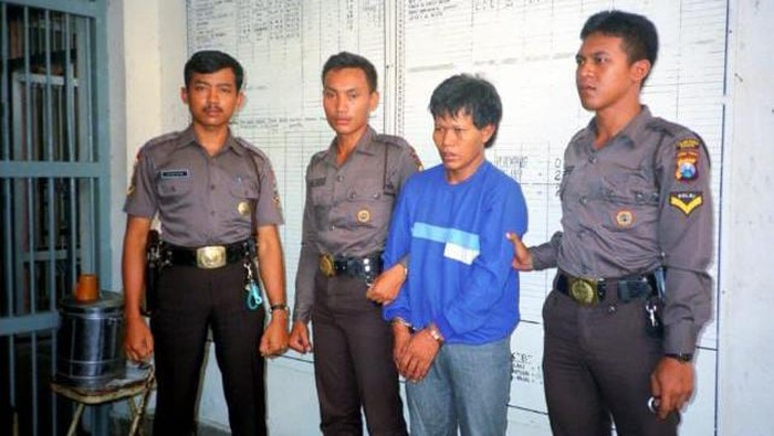 Supriadi alias Slamet Gundul saat ditangkap anggota Polwiltabs Surabaya pada 1991