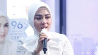 Istri Reino Barack itu pulang ke Jakarta karena ingin liburan atau mengurus pekerjaan yang singkat. Ketika ditemui di kawasan Sarinah, Jakarta Pusat, kemarin.  Foto: Noel/detikHOT