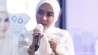 Namun, saat ditanya apakah berniat menetap selamanya di Singapura, Syahrini mengaku belum mengambil keputusan itu. Foto: Noel/detikHOT