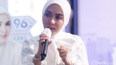 Momen Syahrini Tampil dengan Barang-barang Mewah