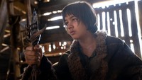 Tyroe Muhafidin berperan menjadi sosok Theo. Foto: (dok. The RIngs of Power/Amazon Prime Videos)