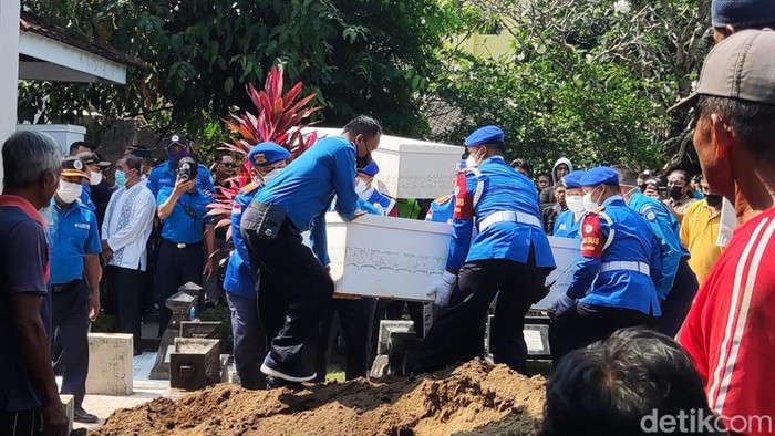 Tiga orang meninggal dalam kebakaran rumah di Depok, Sleman, Jumat (2/9/2022) dini hari, dimakamkan dalam satu liang lahad.
