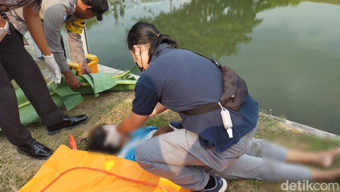 Tim Inafis melakukan pemeriksaan jenazah perempuan lompat ke sungai Anak Brantas Kediri