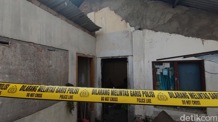 TKP kebakaran rumah yang tewaskan tiga orang di Depok, Sleman, Jumat (2/9/2022).