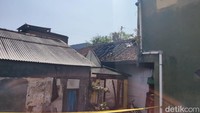 Pada saat upaya pemadaman berlangsung, ditemukan tiga korban secara berurutan di dalam dua kamar. Semua korban langsung dievakuasi ke RSUP Dr Sardjito. Upaya pemadaman berhasil dilakukan pada jam 05.31 WIB, jelasnya. Foto: Jauh Hari Wawan S/detikJateng