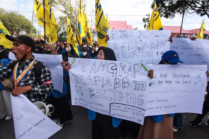 Polisi berjaga saat mahasiswa berorasi dalam unjuk rasa di depan kantor Gubernur Provinisi Kalimantan Tengah di Palangka Raya, Kalimantan Tengah, Jumat (2/9/2022). Dalam aksi tersebut mereka menolak rencana pemerintah menaikan harga BBM bersubsidi sekaligus mendorong pemerintah untuk membentuk tim satgas guna menindak tegas mafia atau oknum penimbun BBM di provinsi itu serta mengawasi penyaluran BBM subsidi dan non subsidi supaya tersalurkan secara tepat sasaran. ANTARA FOTO/Makna Zaezar/nym.