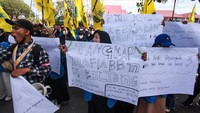 Mahasiswa berunjukrasa menolak rencana kenaikan harga BBM di depan Kantor Gubernur Kalteng. Selain itu, mereka meminta pemerintah membentuk tim satgas guna menindak tegas mafia atau oknum penimbun BBM di Kalteng.