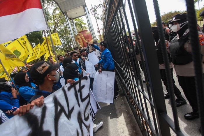 UNJUK RASA MAHASISWA TOLAK KENAIKAN BBM Polisi berjaga saat mahasiswa berorasi dalam unjuk rasa di depan kantor Gubernur Provinisi Kalimantan Tengah di Palangka Raya, Kalimantan Tengah, Jumat (2/9/2022). Dalam aksi tersebut mereka menolak rencana pemerintah menaikan harga BBM bersubsidi sekaligus mendorong pemerintah untuk membentuk tim satgas guna menindak tegas mafia atau oknum penimbun BBM di provinsi itu serta mengawasi penyaluran BBM subsidi dan non subsidi supaya tersalurkan secara tepat sasaran. ANTARA FOTO/Makna Zaezar/nym.