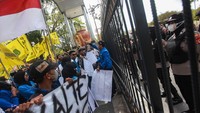 Mahasiswa membentangkan poster tuntutan saat berunjuk rasa di depan kantor Gubernur Provinsi Kalimantan Tengah di Palangka Raya, Jumat (2/9/2022).