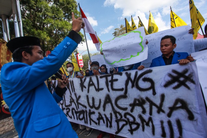 Polisi berjaga saat mahasiswa berorasi dalam unjuk rasa di depan kantor Gubernur Provinisi Kalimantan Tengah di Palangka Raya, Kalimantan Tengah, Jumat (2/9/2022). Dalam aksi tersebut mereka menolak rencana pemerintah menaikan harga BBM bersubsidi sekaligus mendorong pemerintah untuk membentuk tim satgas guna menindak tegas mafia atau oknum penimbun BBM di provinsi itu serta mengawasi penyaluran BBM subsidi dan non subsidi supaya tersalurkan secara tepat sasaran. ANTARA FOTO/Makna Zaezar/nym.