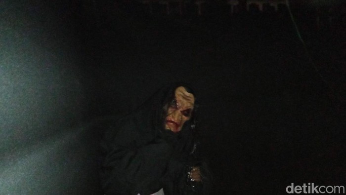 Wahana rumah hantu di Cirebon.