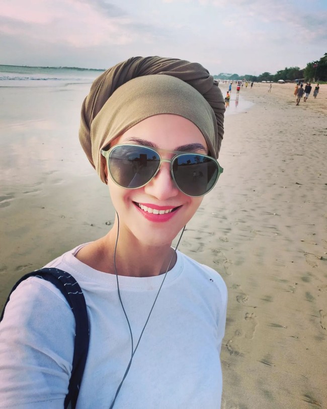 Wanda memulai kariernya di dunia hiburan sebagai model sampul depan dalam majalah Gadis pada tahun 1991. Setelah berhijab, ia beberapa kali mengunggah foto selfie dengan menggunakan gaya hijab turban. Seperti dalam foto ini, ia sedang berada di Jimbaran, Bali dengan memakai hijab turban warna cokelat dipadu dengan kaus lengan panjang warna putih. Foto: Instagram @wanda_hamidah.