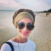 Wanda memulai kariernya di dunia hiburan sebagai model sampul depan dalam majalah Gadis pada tahun 1991. Setelah berhijab, ia beberapa kali mengunggah foto selfie dengan menggunakan gaya hijab turban. Seperti dalam foto ini, ia sedang berada di Jimbaran, Bali dengan memakai hijab turban warna cokelat dipadu dengan kaus lengan panjang warna putih. Foto: Instagram @wanda_hamidah.