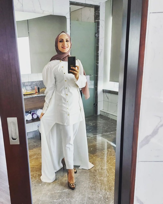 Penampilan mantan istri Daniel Patrick Hadi Schuldt ini langsung menuai pujian dari warganet. Bu Wanda cantik sekali pakai kerudung😍, puji akun @diana.savitri.94. Cantikk pake hijab laaff❤️, kagum akun @lapaknengdemplon. MasyaAlloh dikirain orang Mesir inih tau ibu Wanda😂, ucap akun @wim_samiaji. Foto: Instagram @wanda_hamidah.