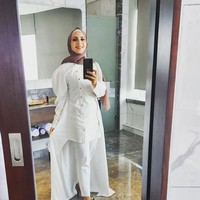 Penampilan mantan istri Daniel Patrick Hadi Schuldt ini langsung menuai pujian dari warganet. Bu Wanda cantik sekali pakai kerudung😍, puji akun @diana.savitri.94. Cantikk pake hijab laaff❤️, kagum akun @lapaknengdemplon. MasyaAlloh dikirain orang Mesir inih tau ibu Wanda😂, ucap akun @wim_samiaji. Foto: Instagram @wanda_hamidah.