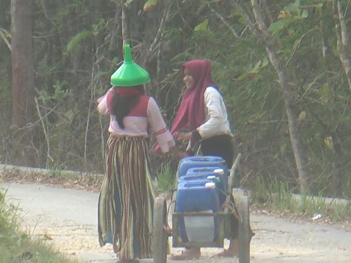 warga di Sampang susah payah cari air sumber sepanjang 5 Km