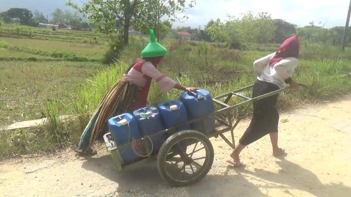 warga di Sampang susah payah cari air sumber sepanjang 5 Km