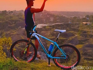 Menunggu Sunset Setelah Berburu Sunrise di Wisata Bulaga Lamongan