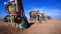 Lanjut, ada monumen berupa Cadillac yang ditanam setengah badan di Amarillo, Texas, Amerika Serikat.