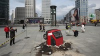 Di Berlin, Jerman pada 16 April 2008, terdapat instalasi mobil nyungsep di pedestrian Potsdamer Platz.