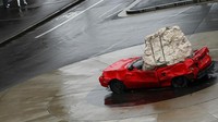 Di Sydney, Australia, terdapat sebuah mobil merah yang tertimpa batu besar pada 10 Februari 2009.