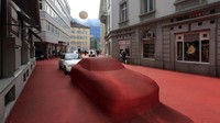 Terakhir, ada sebuah ruang terbuka yang dirancang sangat artistik dengan karpet merah. Di dalamnya ada sebuah mobil yang diselimuti juga dengan karpet merah. Ruang terbuka tersebut berada di Swiss.