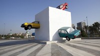 Di Jeddah, Arab Saudi, ada sebuah instlasi mobil yang unik dan menyatu dengan tembok. Keren banget.