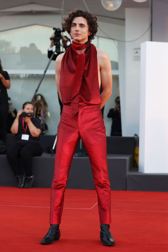Timothee Chalamet selalu behasil menarik atensi di red carpet dengan pilihan busana uniknya. Tak jarang, ia tampil androgini dengan busana wanita. Kali ini dia menghebohkan red carpet Venice Film Festival 2022. Foto: Getty Images/Stefania DAlessandro