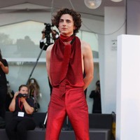 Timothee Chalamet selalu behasil menarik atensi di red carpet dengan pilihan busana uniknya. Tak jarang, ia tampil androgini dengan busana wanita. Kali ini dia menghebohkan red carpet Venice Film Festival 2022. Foto: Getty Images/Stefania DAlessandro