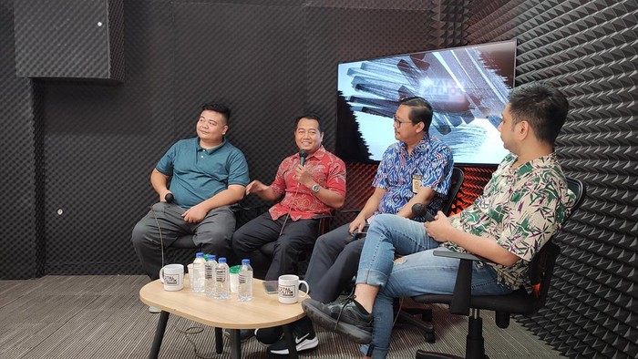 Adi Prayitno (baju merah) di diskusi Total Politik