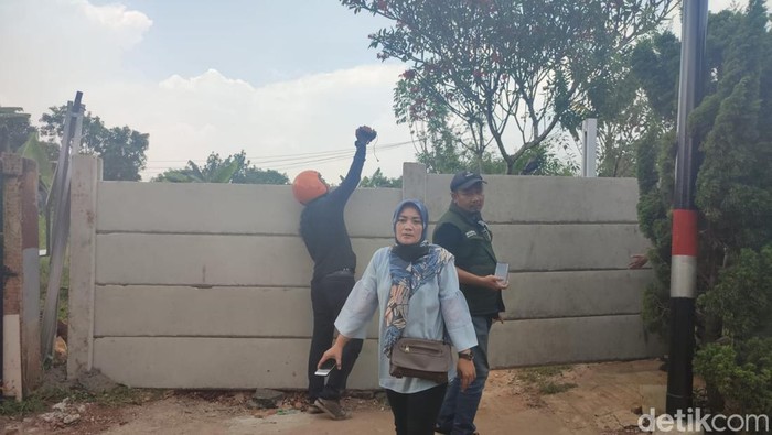 Akses jalan warga yang disebut berada di atas tanah milik Rudi Samin ditrembok. (Rizky AM/detikcom)