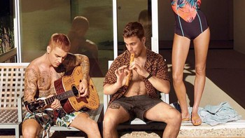 Nyantai bareng Hailey Dan Justin Bieber. Foto: Average Rob