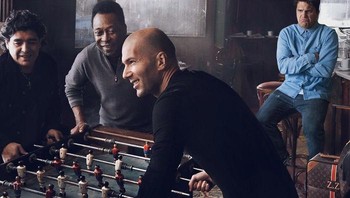 Bersama legenda sepakbola. Foto: Average Rob