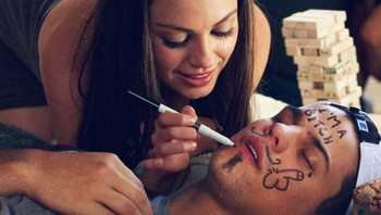 Diisengin Mila Kunis. Foto: Average Rob