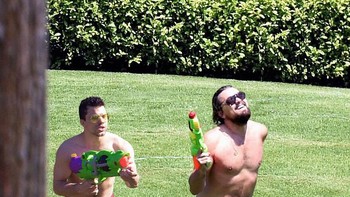 Main tembakan air bareng Leonardo Di Caprio. Foto: Average Rob