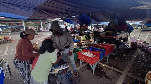 Aktivitas pedagang sayuran di atas mobil di Pasar Pesiapan, Desa Dauh Peken, Kecamatan Tabanan, pada Sabtu (3/9/2022).