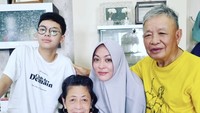 Rayakan ulang tahun sang ibu, Angelina Sondakh beri kejutan manis. Kue cokelat berhias lilin meriahkan perayaan sederhana ini.