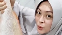 Hasil belanja di Muara Angke, nemu ikan kakap segar buat ikan woku belanga, tulis Angelina Sondakh di keterangan foto. Wah, mantap banget nih ukurannya!