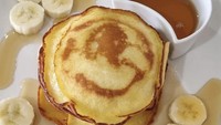 Banana cheese pancakes for my lovely son @keanu_massaid tulis Angelina Sondakh di keterangan foto. Wah, pancakenya terlihat enak ya?