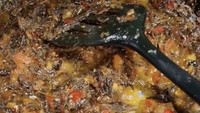 Angelina Sondakh pun senang bisa kembali melakukan kegiatan favoritnya, masak. Ia membuatkan ikan roa rica-rica untuk keluarga tercintanya.