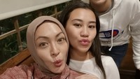 Wanita 44 tahun ini bersyukur bisa kembali kumpul bersama keluarganya. Ia juga lengket dengan anak sambungnya, Aaliyah Massaid.