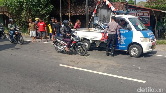 Anggota Sat Lantas Polres Klaten mengevakuasi sepeda motor korban lakalantas di jalan Jogja-Solo, Sabtu (3/9/2022).