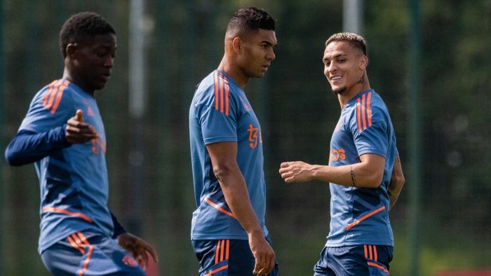 MANCHESTER, ENGLAND - SEPTEMBER 02: (EXCLUSIVE COVERAGE) Antony and Casemiro of Manchester United in action during a first team training session at Carrington Training Ground on September 02, 2022 in Manchester, England. (Photo by Ash Donelon/Manchester United via Getty Images)