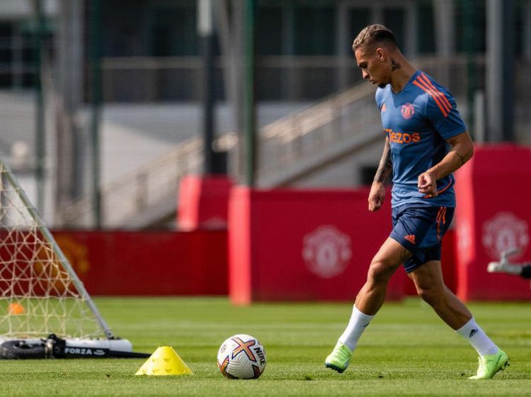Foto Latihan Perdana Antony di MU