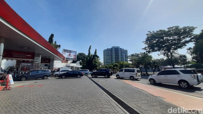 Antrean BBM di SPBU Jalan Sulawesi Surabaya