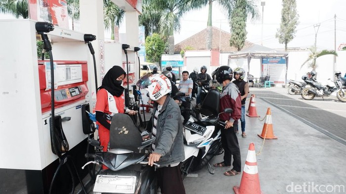 Antrean di SPBU di Sukabumi
