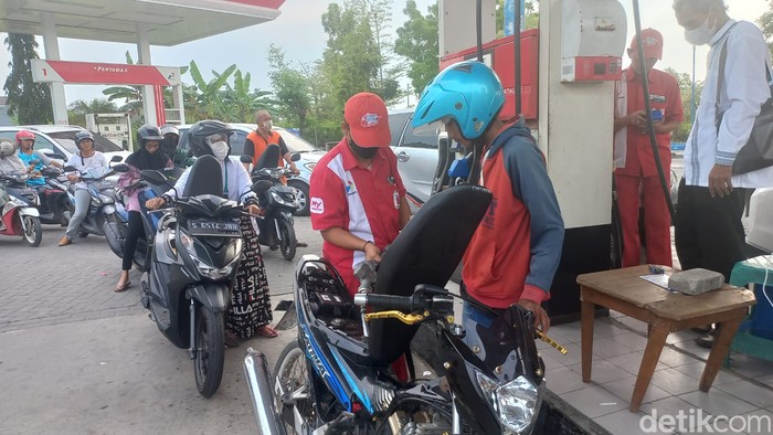 Antrean di SPBU Lamongan jelang kenaikan harga BBM subsidi